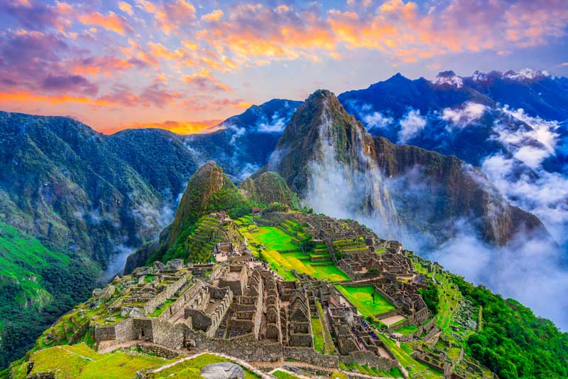 Machu Picchu, Cusco,Peru: Visão geral da cidade inca perdida Machu Picchu, terraços agrícolas e Wayna Picchu, pico ao fundo, antes do nascer do sol.