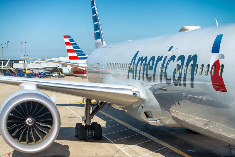 Avião da American Airlines no aeroporto. A empresa é baseada em Dallas, TX.