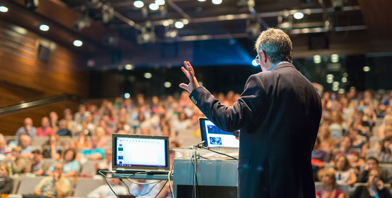 Palestrante dando uma palestra sobre Business Conference corporativa. Audiência na sala de conferências. Evento de negócios e empreendedorismo.