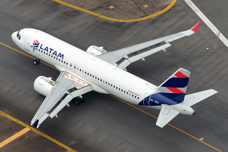 Vista aérea do LATAM Airbus A320 NEO de táxi após chegada ao Aeroporto de Guarulhos (GRU/SBGR).