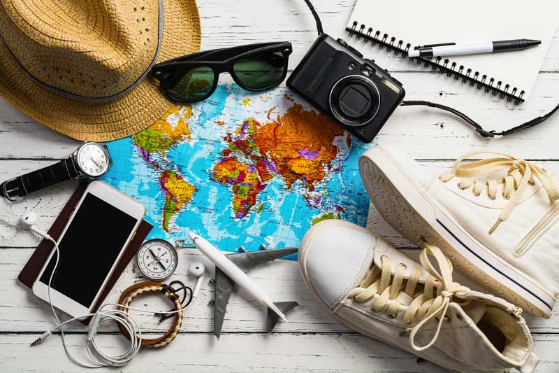 Visão geral dos acessórios do viajante, itens essenciais de férias, fundo conceito de viagem