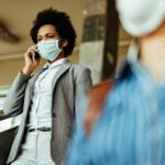 Empresária usando máscara facial contra vírus enquanto caminhava.