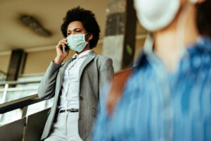 Empresária usando máscara facial contra vírus enquanto caminhava.